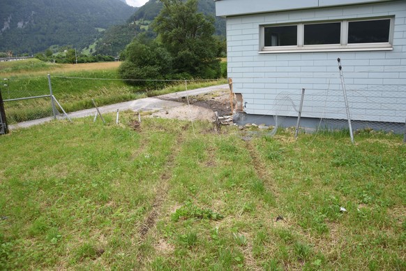 Hier durchbrach das Auto einen Zaun und landete anschliessend im Kanal.