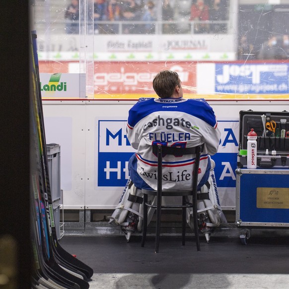 Lions Goalie, Lukas Flueler, schaut zu, waehrend dem Meisterschaftsspiel der National League, zwischen dem EHC Biel und den ZSC Lions am Samstag 17. Oktober 2020 in der Tissot Arena in Biel. (KEYSTONE ...