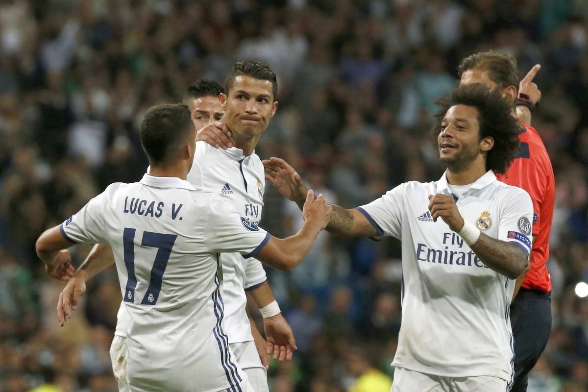 epa05539969 Real Madrid's players celebrate Portuguese striker Cristiano Ronaldo's (C) 1-1 goal during the UEFA Champions League group stage match between Real Madrid and Sporting CP at Sant ...