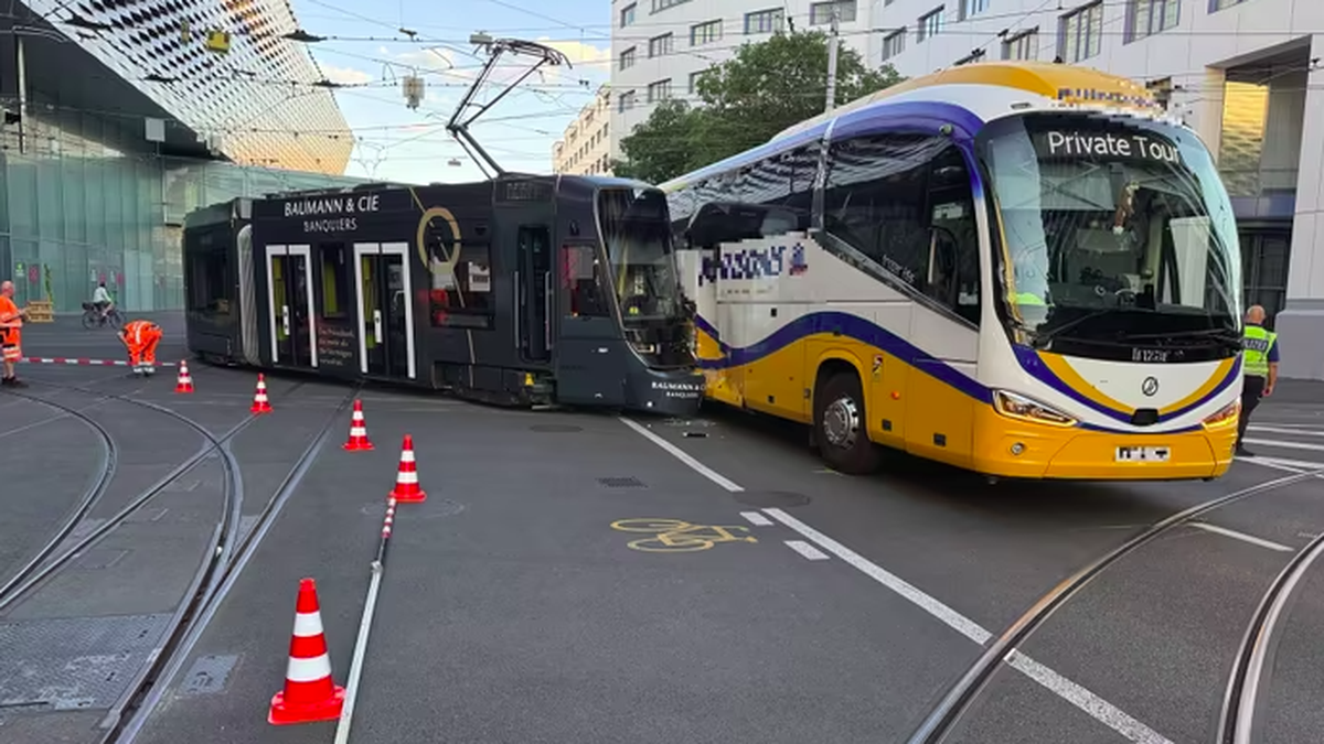 17-J-hrige-bei-Tram-Kollision-in-Basel-leicht-verletzt