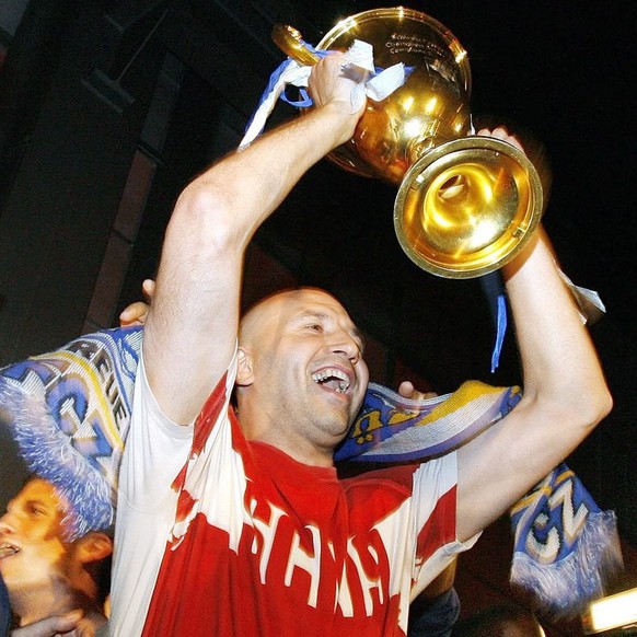 Meisterschuetze Julian Filipescu mit Meisterpokal vor Tausenden von Fans nach dem triumphalen Einzug in die Zuercher Maag - Eventhall am Samstag, 13. Mai 2006. Der FC Zuerich gewann die Schweizer Meis ...