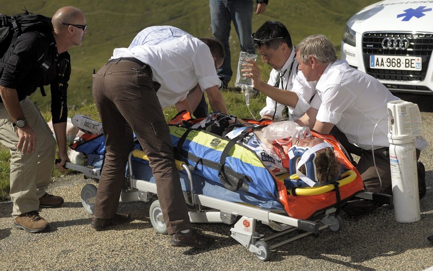 epa01801582 Saxo Bank rider Jens Voigt of Germany is attended to medics after a serious crash during the 16th stage of the Tour de France cycling race between Martigny in Switzerland and Bourg-Saint-M ...