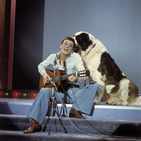 Der deutsche Liedermacher Reinhard Mey, Auftritt mit Hund, 1975.