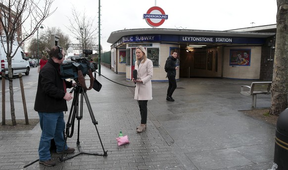 Reporter vor der Leytonstone Station.