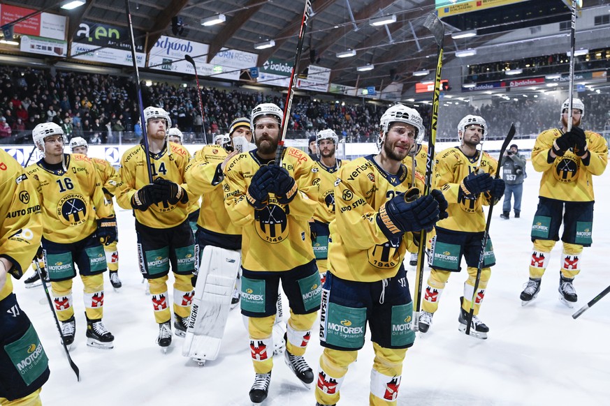 Langenthals Spieler mit betretenen Gesichter nach dem ausscheiden und dem freiwilligen Rueckzug aus der Swiss League, im Viertelfinal Spiel 5, zwischen dem EHC Olten und dem SC Langenthal, am Mittwoch ...