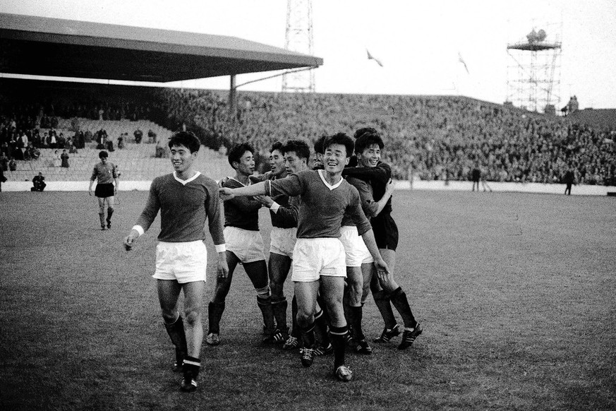 Bildnummer: 00521109 Datum: 19.07.1966 Copyright: imago/Buzzi
Mannschaftsjubel Nord-Korea; Nordkorea - Italien 1:0, DPR, Vneg, Vsw, quer, Jubel, jubeln, Torjubel, Umarmung, umarmen Weltmeisterschaft ...