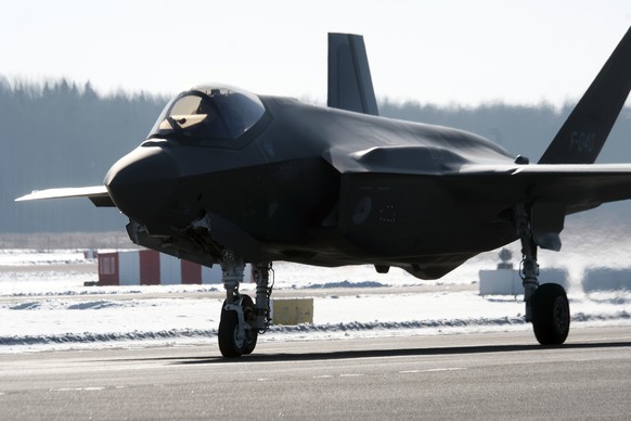 epa11912962 A Dutch F-36 fighter jet lands at the Lielvarde base, Latvia, 21 February 2025. Two Dutch F-35 fighter jets, which are currently deployed at the renovated Amari Air Base in Estonia as part ...