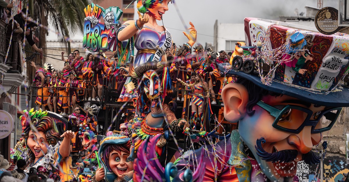 tausende-menschen-feiern-farbenfrohen-karneval-in-kolumbien