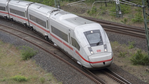 ARCHIV - 23.05.2023, Berlin: Ein ICE 4 der Deutschen Bahn f
