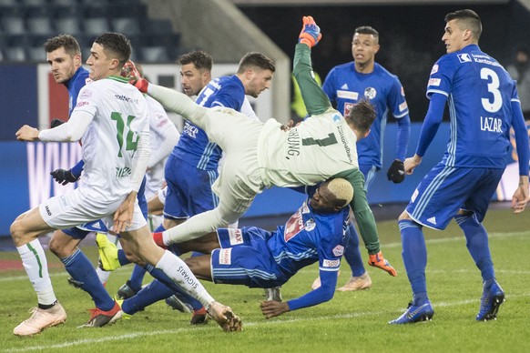 Torhueter David Zibung, mitte oben, und Blessing Eleke, mitte, unten, von Luzern retten vor Sierro Vincent, links, von St. Gallen beim Super League Meisterschaftsspiel zwischen dem FC Luzern und dem F ...