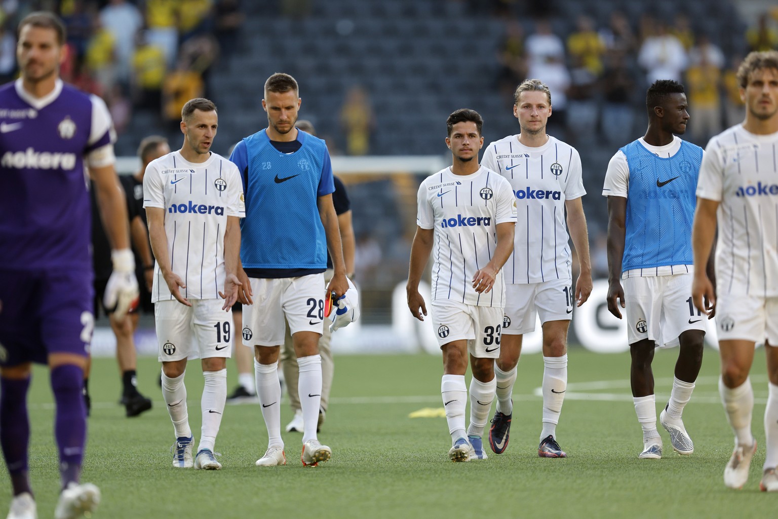 Zuerichs Spieler gehen vom Platz, nach dem Super League Spiel zwischen dem BSC Young Boys Bern und dem FC Zuerich, am Samstag 16. Juli 2022 im Stadion Wankdorf in Bern. (KEYSTONE/Peter Klaunzer)