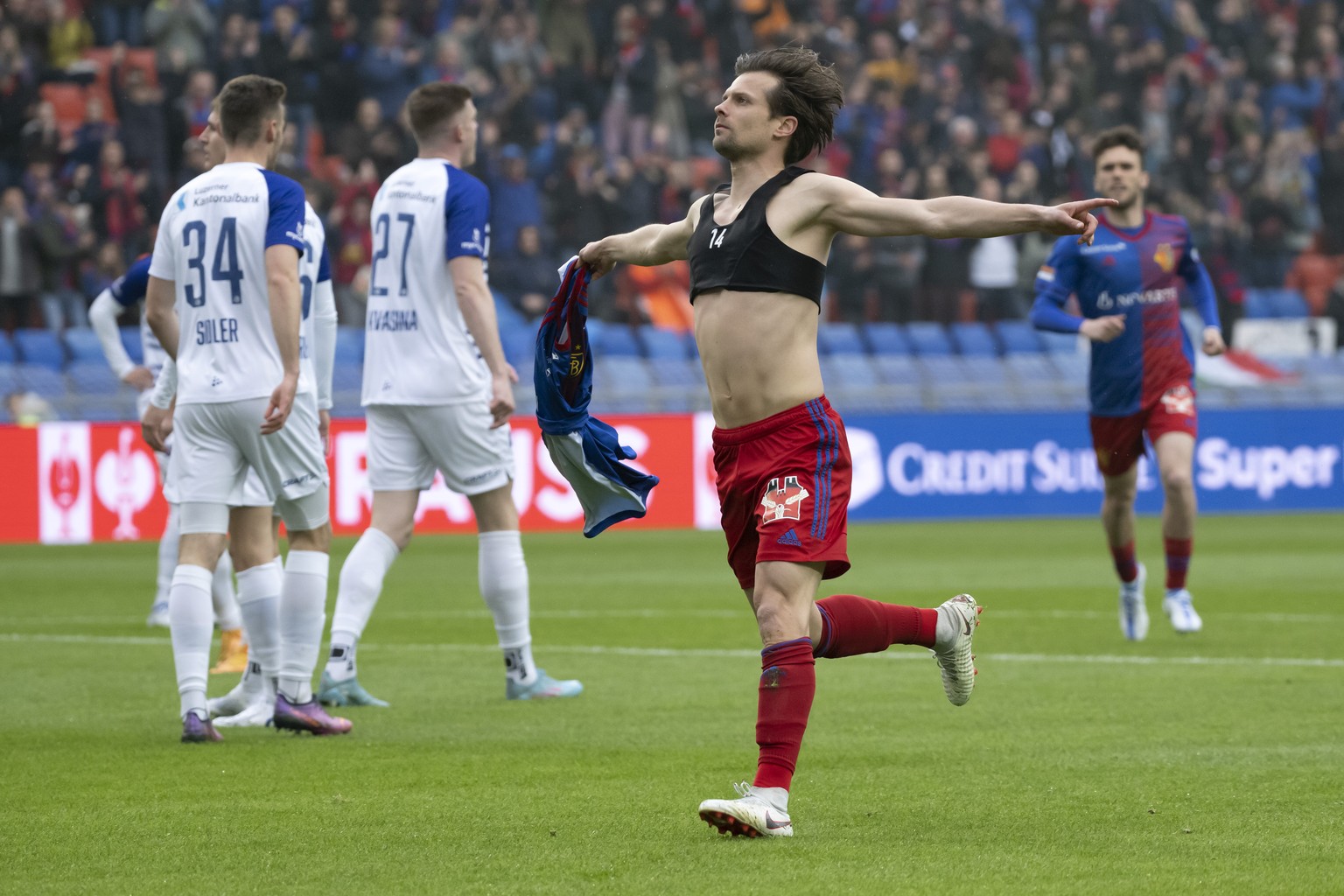 Basels Valentin Stocker jubelt nach seinem 1:0 im Fussball Meisterschaftsspiel der Super League zwischen dem FC Basel 1893 und dem FC Luzern im Stadion St. Jakob-Park in Basel, am Sonntag, 24. April 2 ...