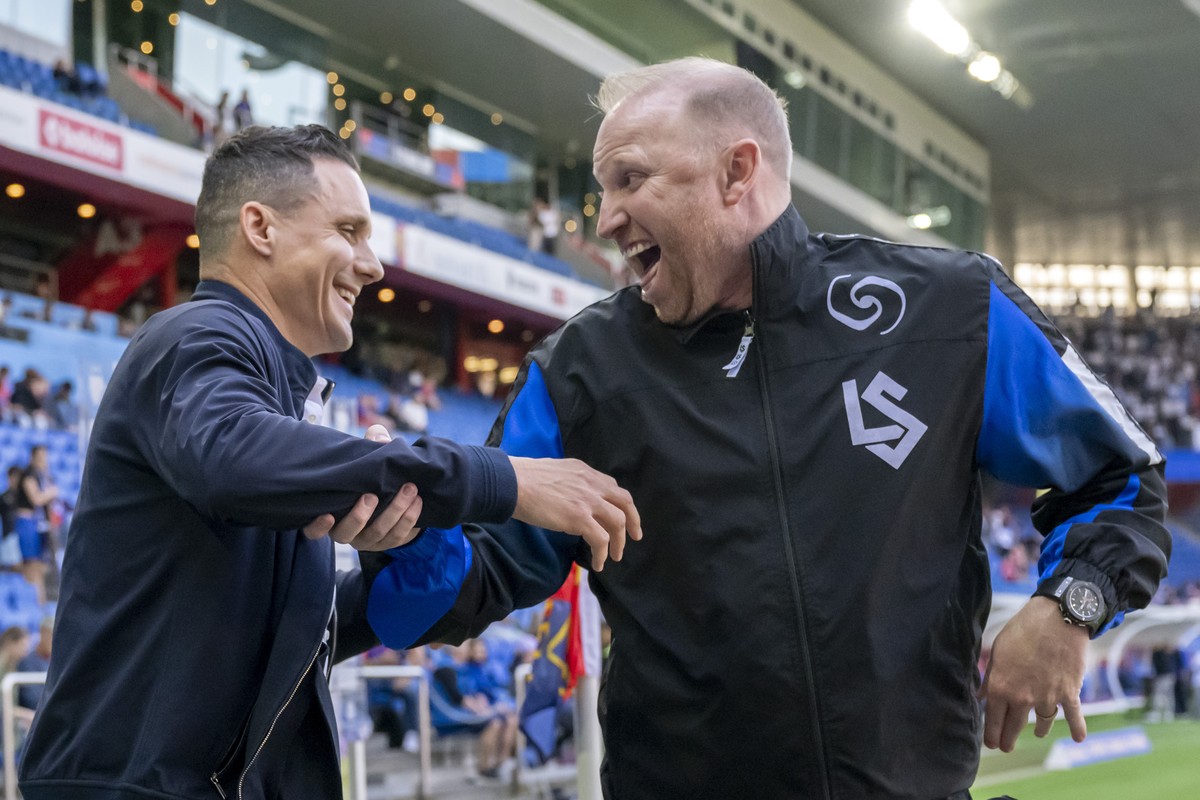 Praesident David Degen (FCB), und Cheftrainer Ludovic Magnin (LS), rechts, begruessen sich freundschaftlich vor dem Halbfinal des Schweizer Fussball Cups zwischen dem FC Basel 1893 und dem FC Lausanne ...
