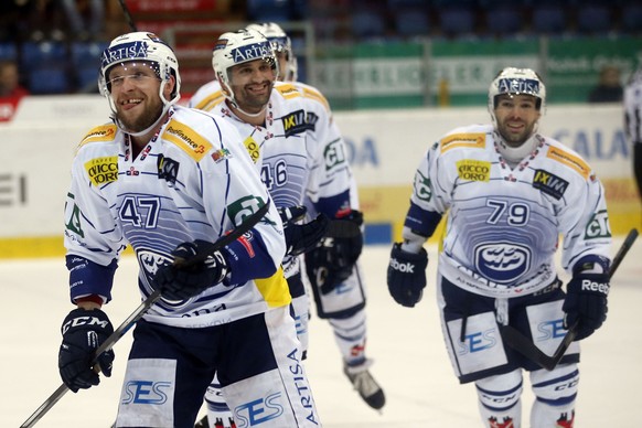 Maenpaa, Duca und Birbaum nach dem Tor zu Ambris 4:1.