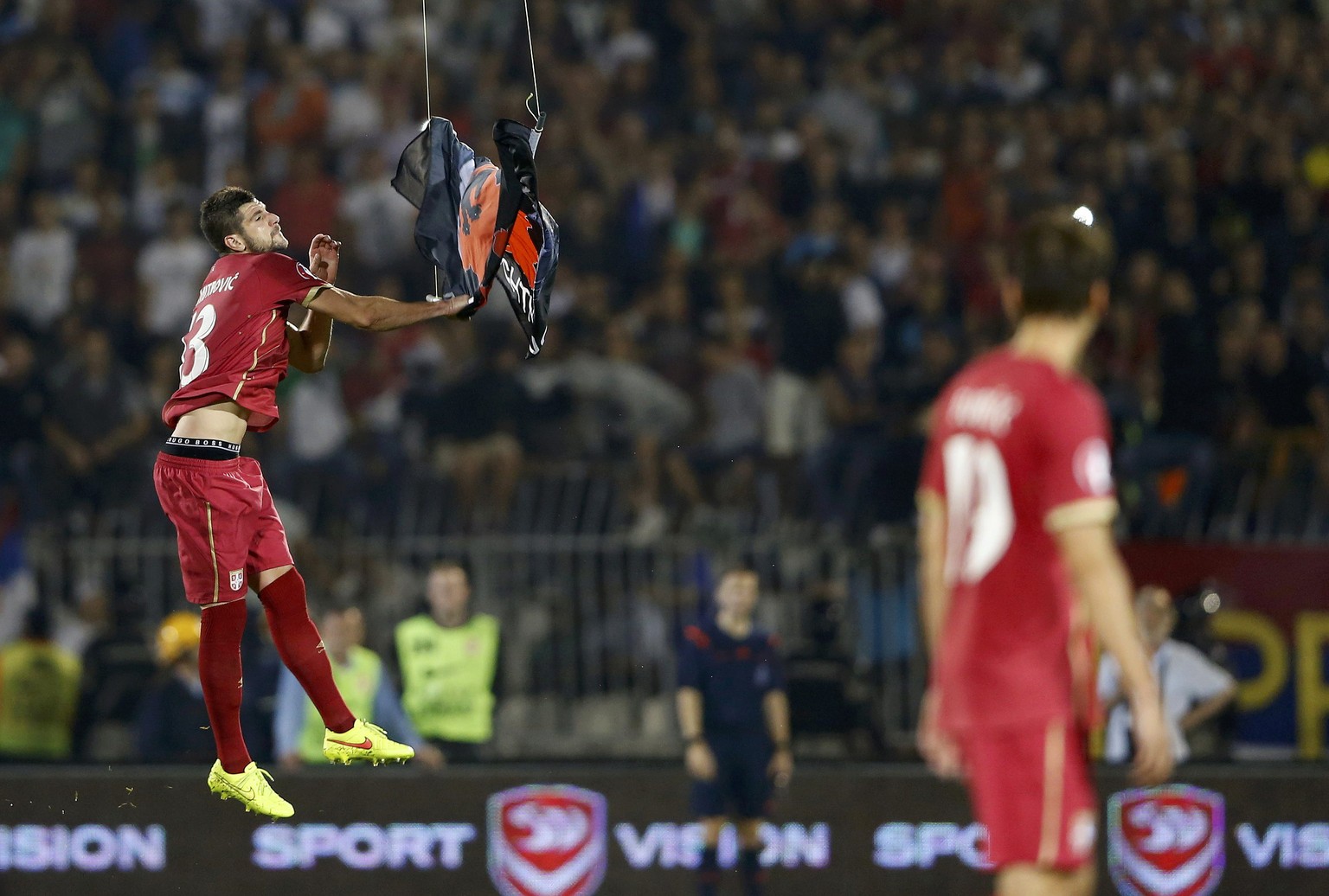 In der 42. Minute taucht über dem Stadion in Belgrad eine Drohne mit einer Fahne auf, die ein potenzielles Grossalbanien zeigt. Der serbische Spieler Stefan Mitrovic kann die Fahne an sich reissen.