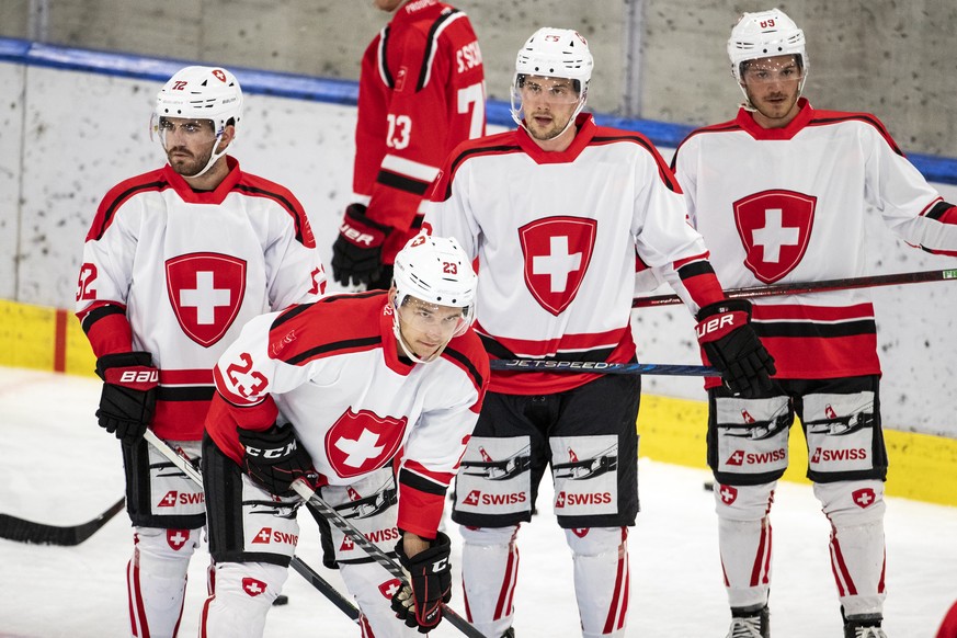 Gian-Marco Wetter, Philipp Kurashev, Sven Leuenberger und Yannick Zehnder, von links, trainieren waehrend dem Prospect Camp im OYM in Cham am Dienstag, 26. Juli 2022. (KEYSTONE/Alexandra Wey).