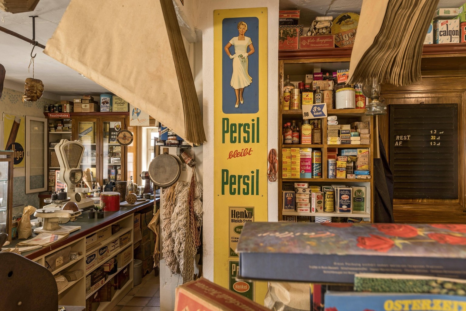 Theke, Regale mit Ware, Blechschild mit Reklame für Persil, Werbung, historischer Dorfladen, Kramladen, Kolonialwaren, Haus aus Schadeck, Freilichtmuseum Hessenpark, Neu-Anspach, Taunus, Hessen, Deuts ...