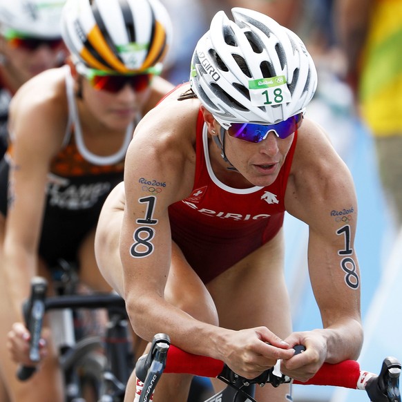 epa05502091 Nicola Spirig (front) of Switzerland competes in the cycling leg of the women&#039;s Triathlon race of the Rio 2016 Olympic Games at Fort Copacabana in Rio de Janeiro, Brazil, 20 August 20 ...