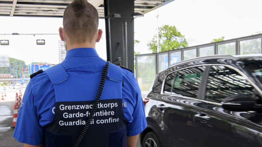 Ein Mitarbeiter von der Eidgenoessischen Zollverwaltung kontrolliert Autos, welche Grenze zwischen Deutschland und der Schweiz ueberqueren am Rande eines Medienanlasses zu den polizeilichen Massnahmen ...