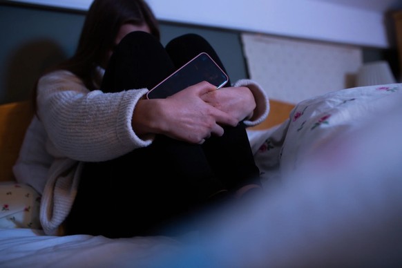 Während der Therapie muss antizipiert und thematisiert werden, an welche Stellen sich Betroffene im Krisenfall wenden können.