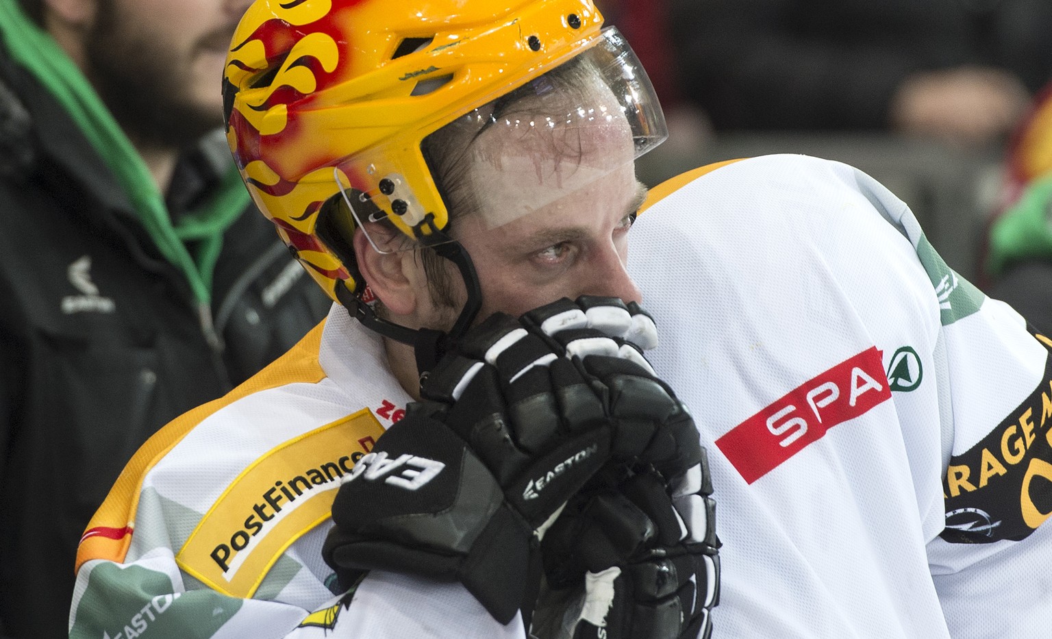 Oltens Marco Truttmann ist enttaeuscht, nach dem siebten Spiel im Playoff Final der NLB zwischen den SCL Tigers und dem EHC Olten, am Dienstag, 31. Maerz 2015, in der Ilfishalle Langnau. (KEYSTONE/Mar ...