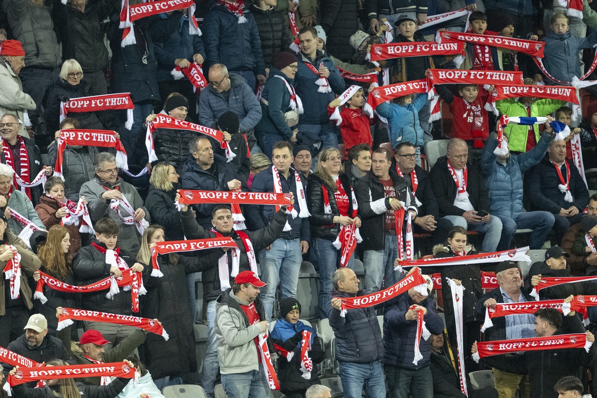 Thuner Fans heben ihren Schal im Fussball Meisterschaftsspiel der Swiss Super League zwischen FC Thun, FCT, und Luzern, FCL, vom Samstag, 28. Februar 2026 in Stockhorn Arena in Thun. (KEYSTONE/$603622 ...