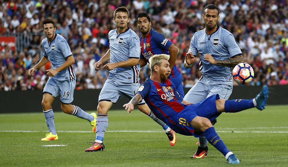 FC Barcelona's Lionel Messi, second right, duels for the ball against Sampdoria's Leandro Castan, right, during the Joan Gamper trophy friendly soccer match between FC Barcelona and Sampdori ...