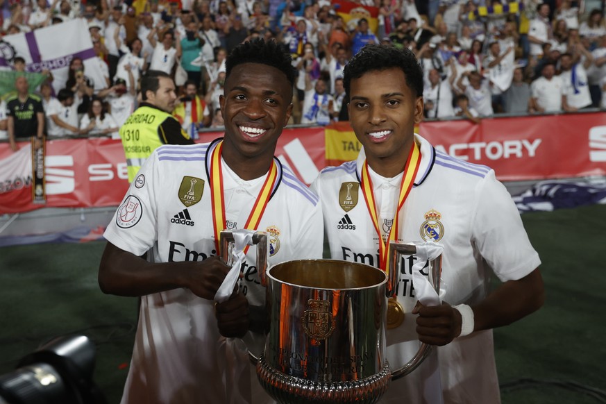 epa10613049 Real Madrid&#039;s players Vinicius Junior (L) and Rodrygo Goes (R) pose with the trophy after the Spanish King&#039;s Cup soccer final match between Real Madrid and CA Osasuna at La Cartu ...