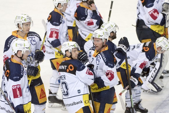 Zugs Spieler geschlagen nach dem Eishockey National League Spiel zwischen dem SC Bern und dem EV Zug, am Samstag, 3. Februar 2018, in der PostFinance Arena in Bern. (KEYSTONE/Marcel Bieri)