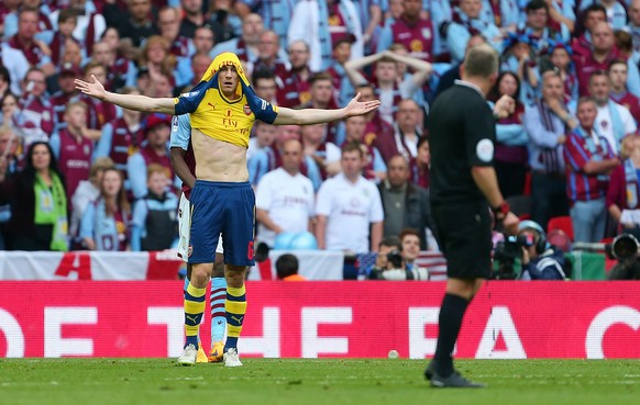 30.05.2015; London; Fussball FA Cup Final - Aston Villa - Arsenal; Laurent Koscielny (Arsenal) beklagt sich beim Schiedsrichter (Catherine Ivill/AMA /freshfocus)