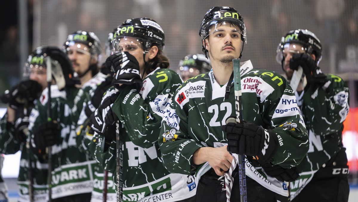 Die Oltener Spieler mit Luca De Nisco, Mitte, sind enttaeuscht nach der Niederlage im vierten Spiel des Eishockey Playoff Finals der Swiss League zwischen dem EHC Olten und dem HC La Chaux-de-Fonds au ...