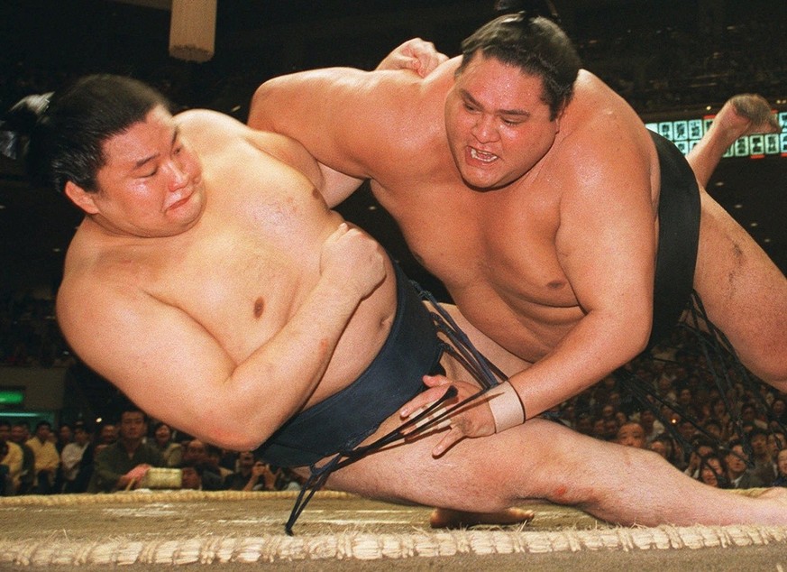 1997年5月25日日曜日、東京で開催された大相撲夏場所で、ハワイ生まれのグランドチャンピオンの曙ことチャド・ローワン（右）がエリミネーションマッチで同じくグランドチャンピオンの貴乃花を破り優勝した。  (AP...