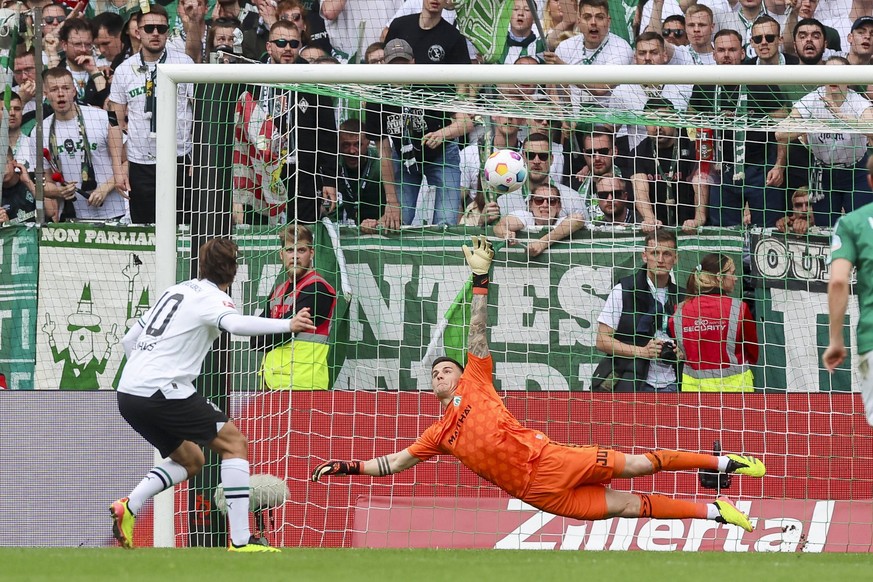 Florian Neuhaus Borussia Mönchengladbach takes a hand penalty kick against goalkeeper Michael Zetterer Werder Bremen, 1st Bundesliga, Werder Bremen vs Borussia Mönchengladbach, WOHNINVEST Weserstadion...