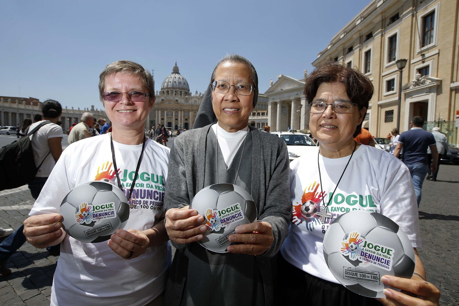 Nonne Gabriella Bottani (Mitte) setzt sich mit zwei Ordensfrauen im Vatikan gegen Ausbeutung bei der WM in Brasilien ein.