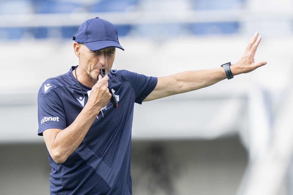 Peter Zeidler, nouvel entraineur du FC Lausanne-Sport (LS), photographie lors d'un entrainement du Lausanne-Sport avant la nouvelle saison de Super League de football le jeudi 26 juin 2025 au sta ...