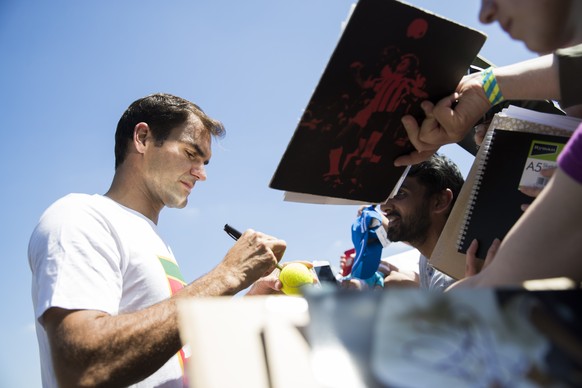 Roger Federer of Switzerland signs autographs for tennis fans after a training session at the All England Lawn Tennis Championships in Wimbledon, London, Wednesday, July 5, 2017. (KEYSTONE/Peter Klaun ...