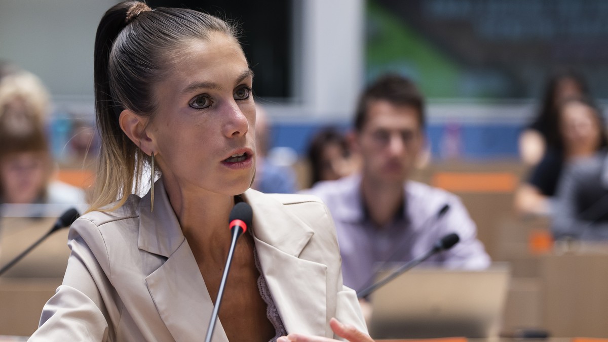 Meret Schneider, Nationalraetin GP-ZH, spricht waehrend einer Medienkonferenz des JA-Komitees "Raus aus der Massentierhaltung", am Montag, 11. Juli 2022, in Bern. (KEYSTONE/Peter Klaunzer)