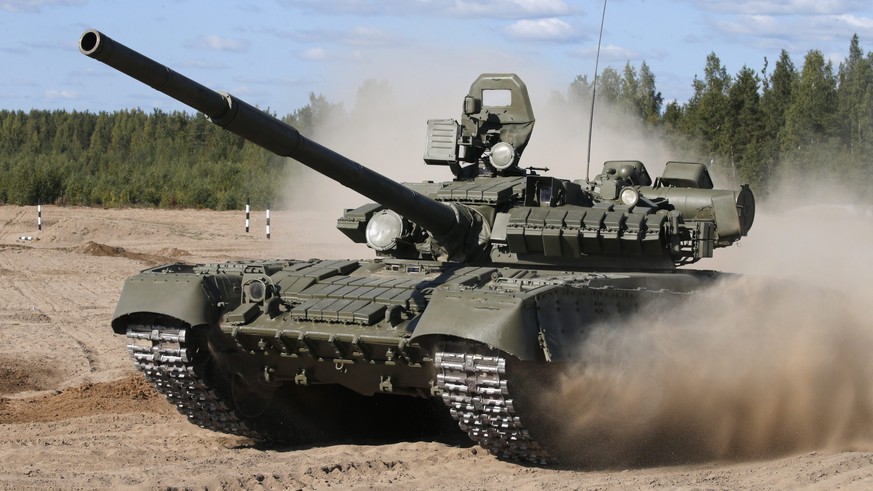 epa04926942 Russian crew of the tank T-80 perform during a show for &#039;Tank&#039;s Day&#039; in Sertolovo outside St. Petersburg, Russia, 12 September 2015. EPA/ANATOLY MALTSEV