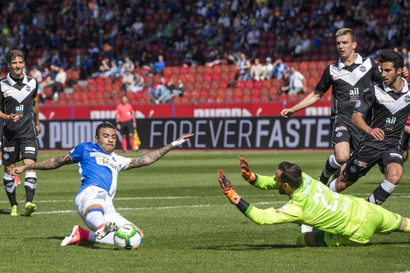 Grasshopper Club Zuerich Mittelfeldspieler Caio (Caio Cesar Alves dos Santos), Mitte links, gegen FC Lugano Torhueter Mirko Salvi, Mitte rechts, im Rueckrunden Fussball Meisterschaftsspiel der Super L ...