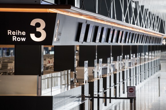 Plastikscheiben schuetzen die Fluggaeste sowie Mitarbeiter am Check-In Schalter aufgenommen anlaesslich des Schutzkonzeptes vom Flughafen Zuerich, aufgenommen am Donnerstag, 28. Mai 2020 in Zuerich. ( ...