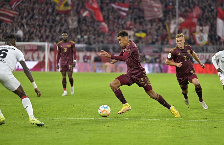 30.09.2022, Fussball 1. Bundesliga 2022/2023, 08.Spieltag, FC Bayern M�nchen - Bayer Leverkusen, in der Allianz-Arena M�nchen. Jamal Musiala FC Bayern M�nchen setzt sich durch. ***DFL and DFB regulati ...