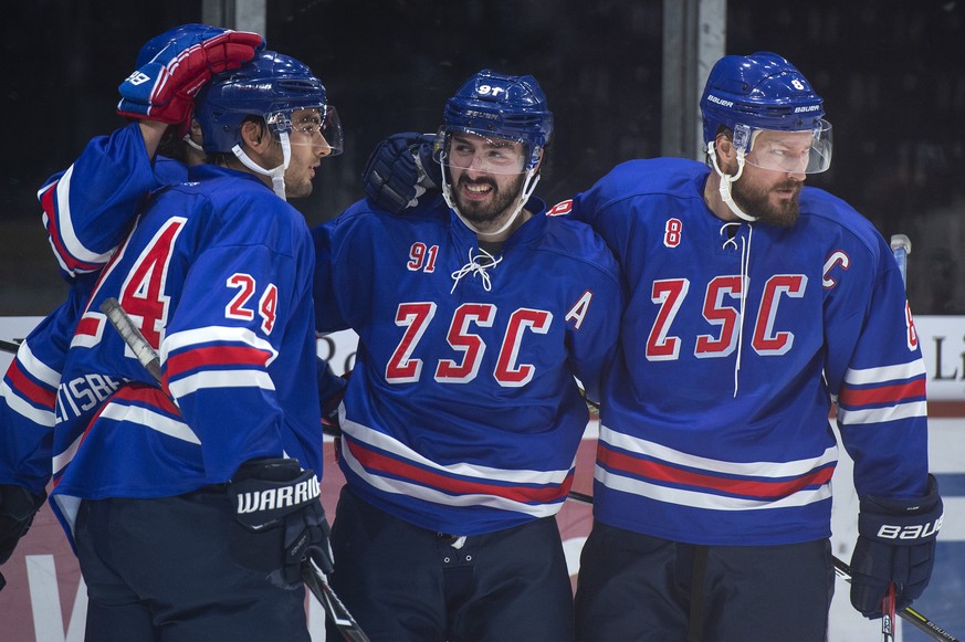 Jubel zum 1:0 bei Lions Phil Baltisberger, Torschuetze Roman Wick, Denis Hollenstein und Kevin Klein, vlnr, im Eishockey Meisterschaftsspiel der National League zwischen den ZSC Lions und dem Lausanne ...