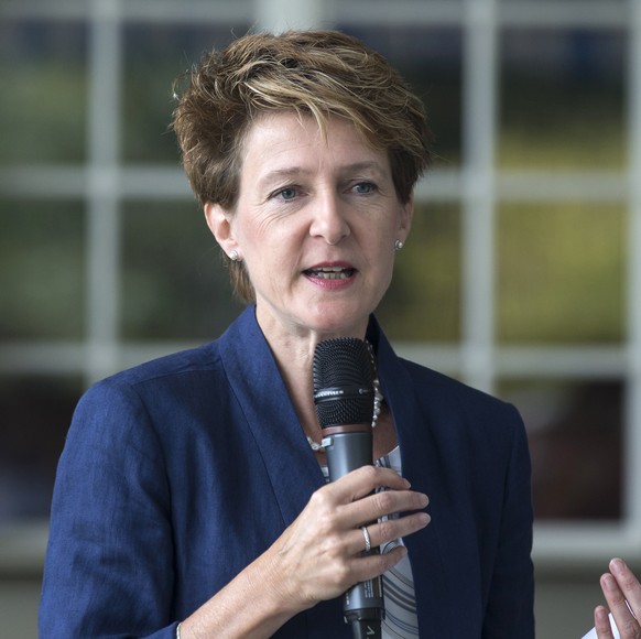 Simonetta Sommaruga Bundesraetin Simonetta Sommaruga spricht nach einem Spaziergang von der Felsenau zum Zehendermaetteli zu Journalisten, am Donnerstag, 7. August 2014 waehrend einem Sommeranlass mit Bundesraetin Sommaruga in Bern. (KEYSTONE/Peter Klaunzer)