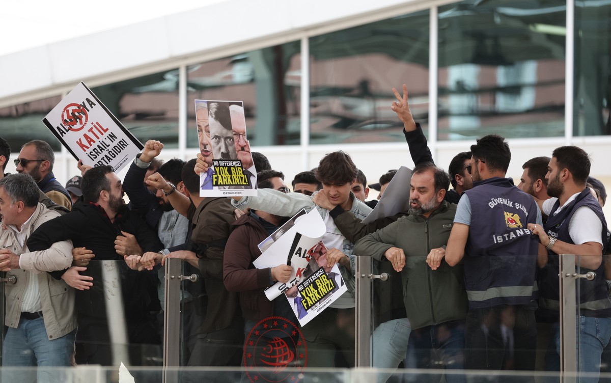 epaselect epa11293657 Islamist protestors hold placards reading 'Germany is the partner of the murderer Israel' and shout slogans against German President Frank-Walter Steinmeier as Turkish  ...