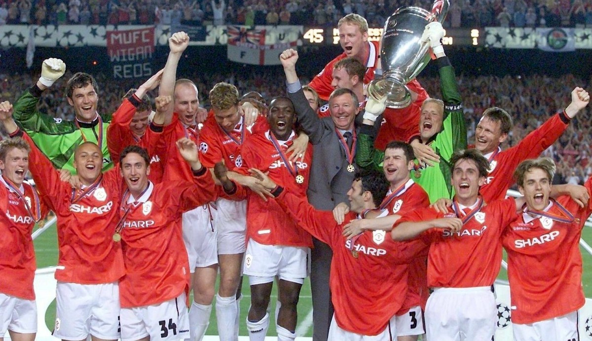 epa03691553 (FILE) File picture dated 26 May 1999 shows Manchester United manager Alex Ferguson and his team lifting the UEFA Champions League trophy after they defeated Bayern Munich in the UEFA Cham ...