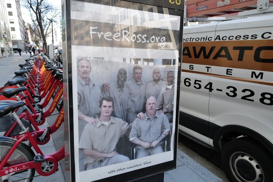 Ein Plakat der Organisation FreeRoss.org, darauf Ross Ulbricht (unten links) mit anderen Gefängnis-Insassen.