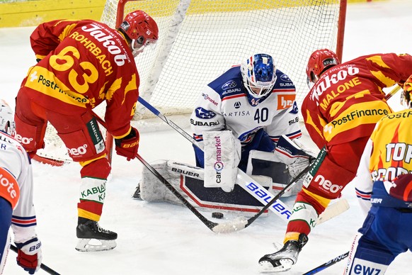 Tigers Dario Rohrbach, links, und Sean Malone, rechts, bringen den Puck nicht an Lions Goalie Robin Zumbuehl, vorbei beim Eishockey-Qualifikationsspiel der National League, zwischen den SCL Tigers und ...