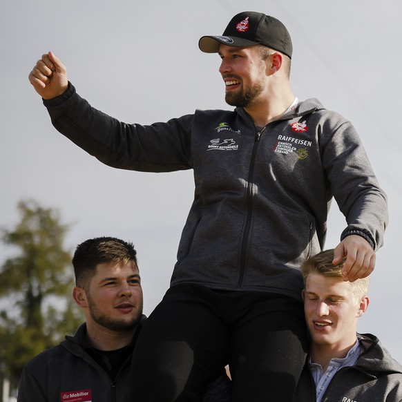 Samuel Giger, Mitte, Damian Ott, rechts, und Fabian Staudenmann, links, jubeln nach dem Schlussgang an der Kilchberger Schwinget in Kilchberg, Kanton Zuerich, am Samstag, 25. September 2021. Die 60 be ...