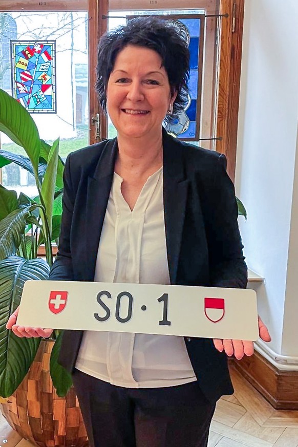 HANDOUT - Regierungsraetin Sandry Kolly zeigt am 1. Dezember 2025 in Solothurn die Autonummer SO 1, welche ab Mittwoch, 3. Dezember 2025 zur Versteigerung kommt. Der Startpreis wurde vom Kanton auf 10 ...