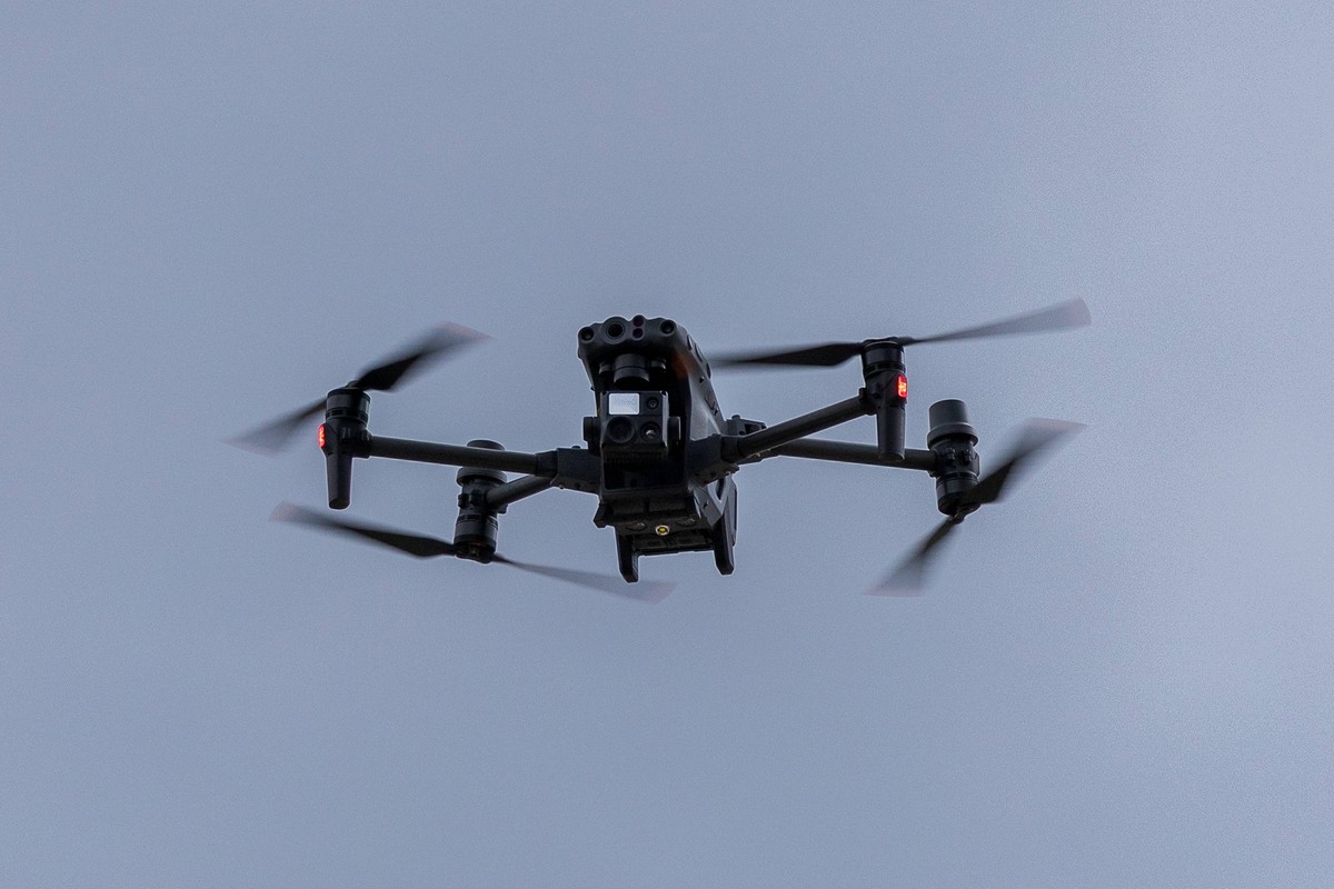 Publikumstag auf ILA Berlin 2026, Berlin, 13.06.2026 Eine professionelle Multirotor-Drohne vom Typ DJI Inspire 3 der Bundeswehr schwebt mit rotierenden Propellern vor bedecktem Himmel. Die Drohne ist  ...